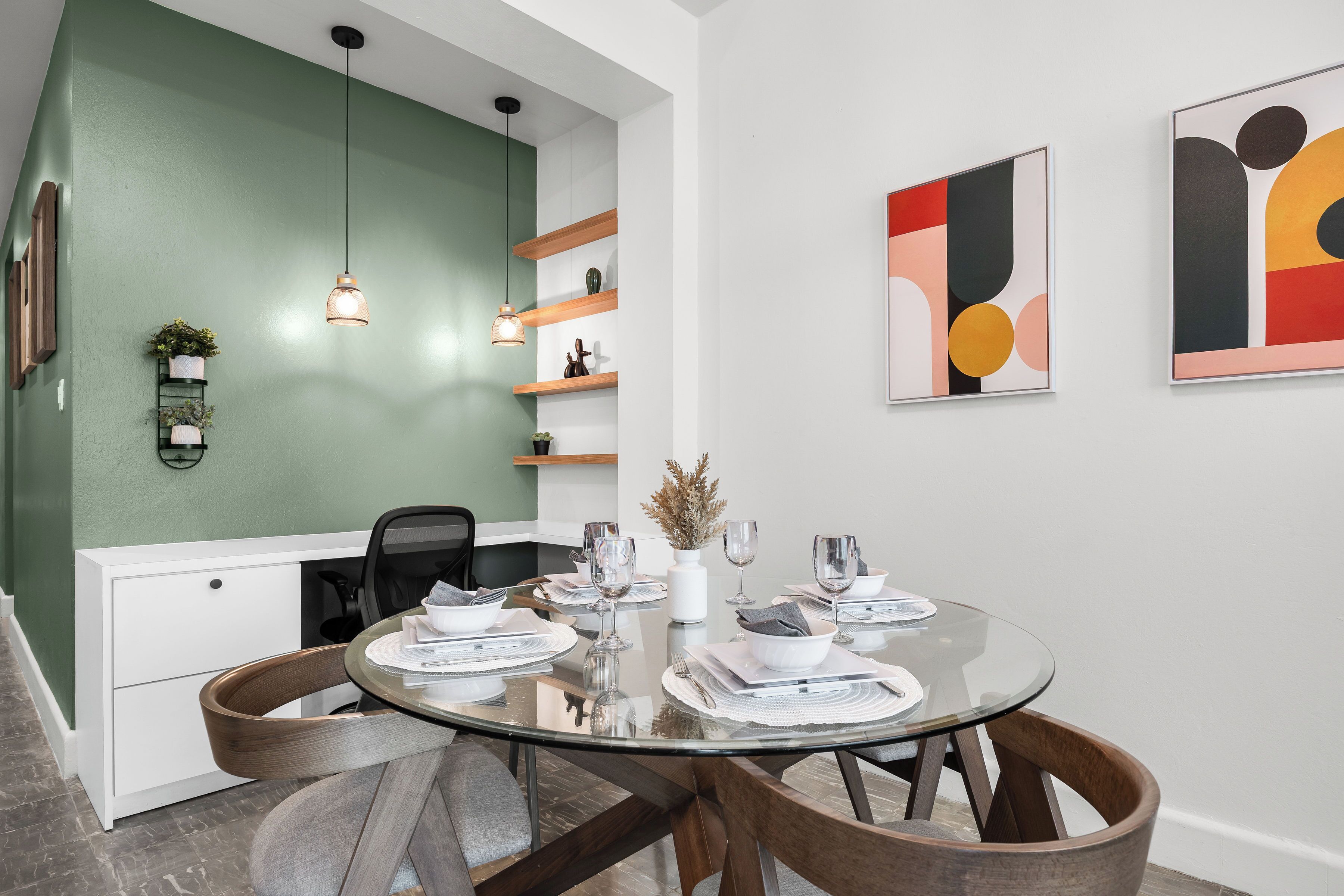 Deluxe Suite, 2 Bedrooms | Makan dalam bilik