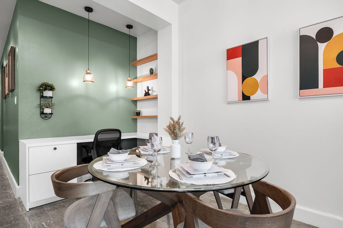 Deluxe Suite, 2 Bedrooms | Makan dalam bilik