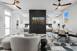 Phòng Suite Premium, 2 phòng ngủ | Khu phòng khách