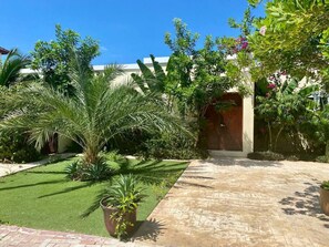 Property grounds - Modern 2BR Villa with Private Pool walk to Palm Beach! (Palm Beach)