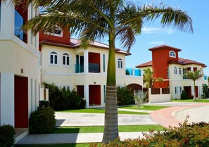 Exterior - Modern 2BR Villa with Private Pool walk to Palm Beach! (Palm Beach)