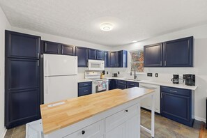Private kitchen - Red Fox Den-Year Round Retreat At Massanutten- Ski, Bike, Golf, Hike & Waterpark (McGaheysville)