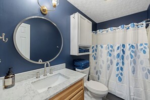 Hair dryer, towels, soap, toilet paper - Red Fox Den-Year Round Retreat At Massanutten- Ski, Bike, Golf, Hike & Waterpark (McGaheysville)
