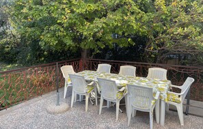 Outdoor dining - 4 bedroom lovely apartment in Banjol (Banjol)