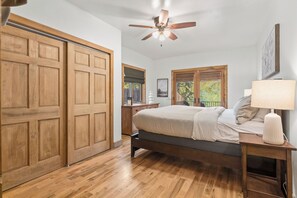 4 bedrooms, desk, iron/ironing board, travel cot