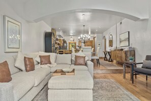 Smart TV, fireplace, DVD player