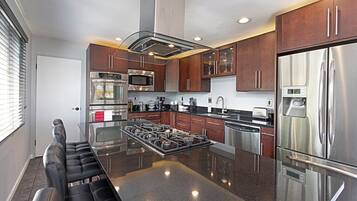 Microondas, horno, placa de cocina, lavavajillas