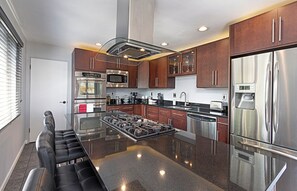 Microones, forn, placa de cuina i rentaplats 