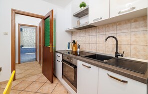 Fridge, microwave, stovetop, coffee/tea maker - Cozy apartment in Senj with WiFi (Senj)