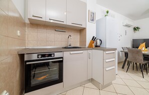 Fridge, microwave, stovetop, coffee/tea maker - Beautiful apartment in Senj with house sea view (Senj)