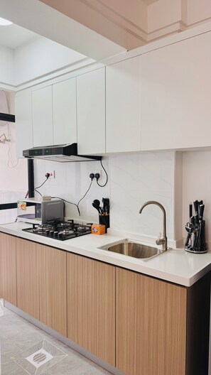 ثلاجة، ميكروويف، غلّاية كهربائية، مستلزمات طهي/أطباق/أوعية