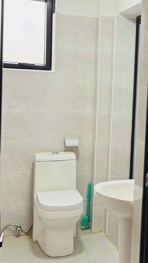 Towels, soap, toilet paper - The Kilimani Escape – Modern 2BR—Unit Close To Nairobi Attractions. (Nairobi)
