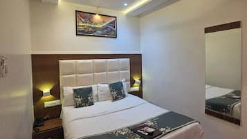 Habitación Deluxe doble, vistas a la ciudad | Mobiliario individual, escritorio, espacio para trabajar con un portátil