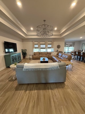 Smart TV - Spacious, Single Story Beach home, Dog friendly Beach, Restaurants, Heated pool! (Port St. Joe)