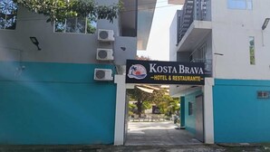 A hotel entrance with a sign reading 'Kosta Brava - HOTEL & RESTAURANTE'. - Mi Tierra Surf City Hotel and Restaurant (La Libertad)