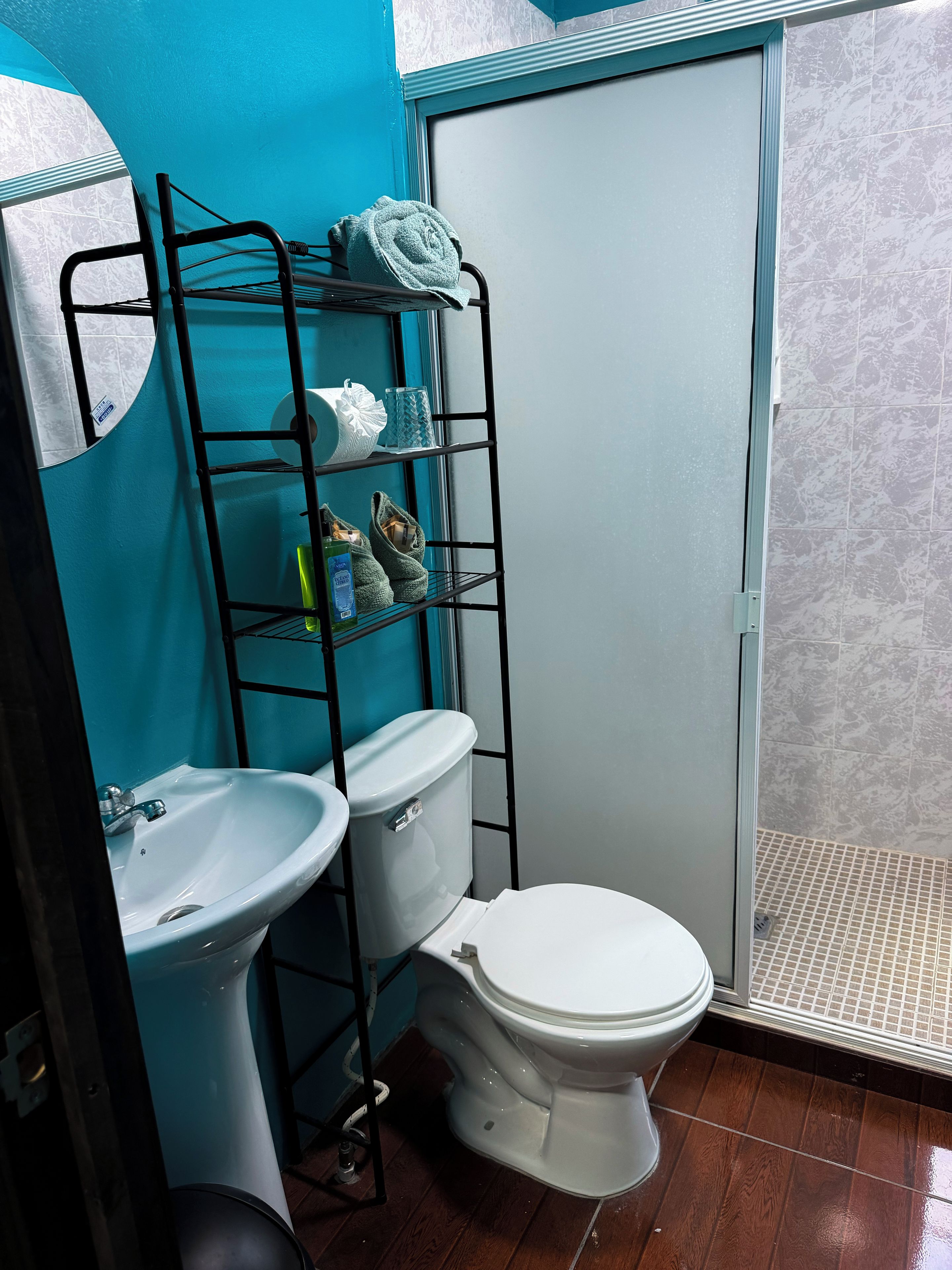 Quarto duplo básico | Banheiro | Chuveiro, toalhas de banho, sabonete, shampoo