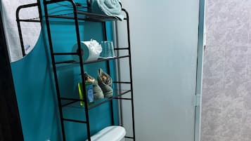 Quarto duplo básico | Banheiro | Chuveiro, toalhas de banho, sabonete, shampoo