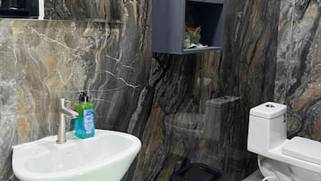 Deluxe-huone | Kylpyhuone | Suihku, pyyhkeet, saippua, sampoo