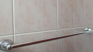 A bathroom with white marble tiles and a chrome towel rack. - Beautiful, comfortable, strategically located near to everything in Quito (Quito)