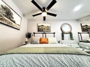 Desk, iron/ironing board, free WiFi, bed sheets - Studio Near SDC | No Stairs | Shuttle + Pool Open (Branson)