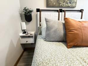 Escritorio, tabla de planchar con plancha, wifi gratis y ropa de cama
