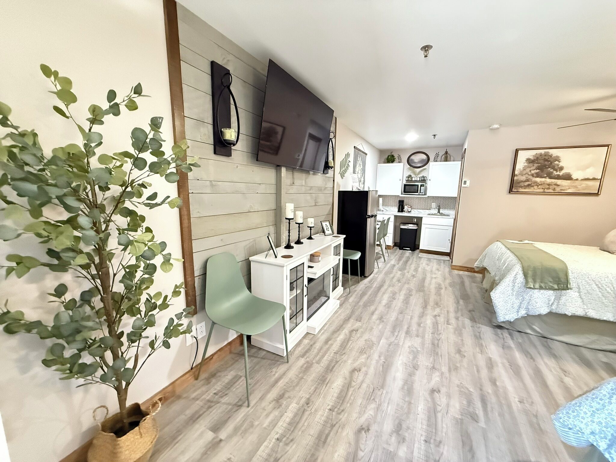 Een bureau, een strijkplank/strijkijzer, gratis wifi, beddengoed