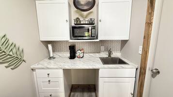 Refrigerador, microondas, cafetera/tetera, tostadora