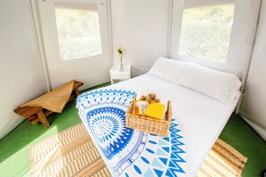 Tienda, patio, vistas al patio | Minibar, decoración individual, escritorio y wifi gratis