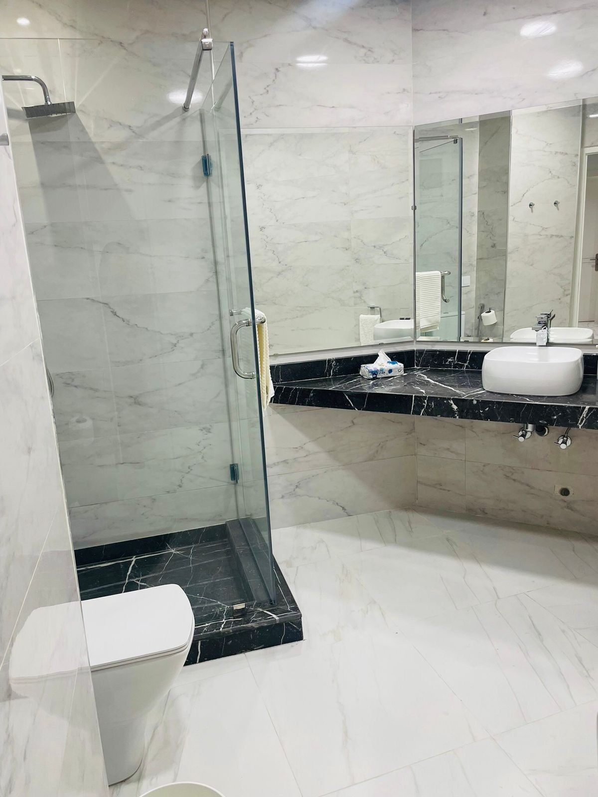 Dusche, Haartrockner, Handtücher, Seife