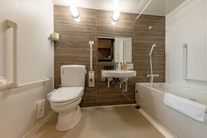 Een moderne badkamer met toilet, wastafel en bad.
