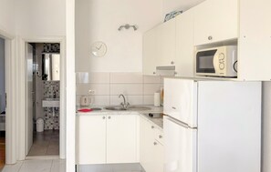 Wasserkocher mit Kaffee-/Teezubehör, Kühlschrank, Mikrowelle