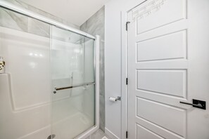 Secador de pelo, toallas, jabón, papel higiénico