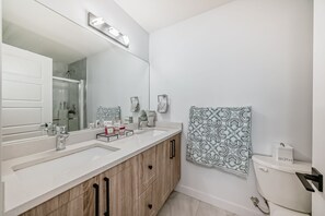 Secador de cabelo, toalhas de banho, sabonete, papel higiênico