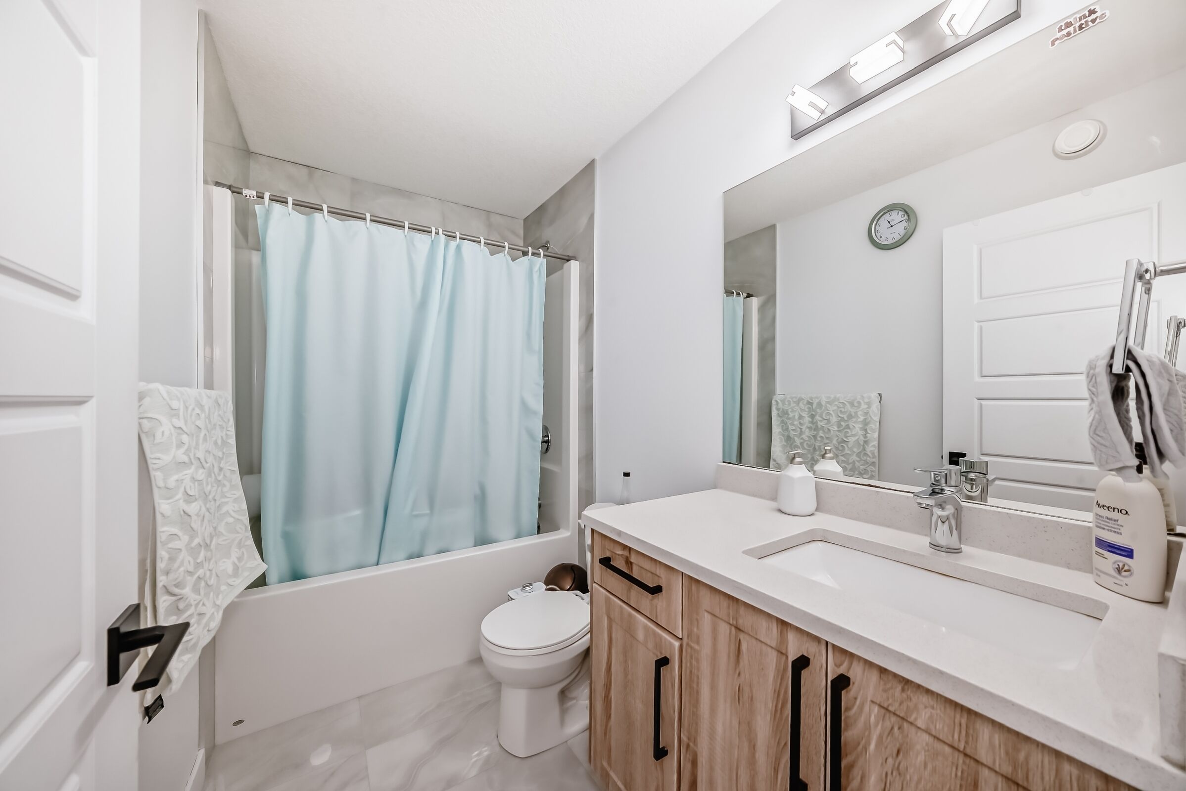 Hiustenkuivaaja, pyyhkeet, saippua, vessapaperi