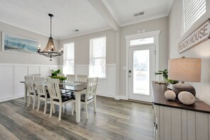 Dining - 4Bedroom Coastal Retreat – Close to the Boardwalk & Restaurants (Virginia Beach)