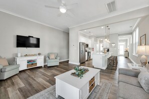 Living area - 4Bedroom Coastal Retreat – Close to the Boardwalk & Restaurants (Virginia Beach)