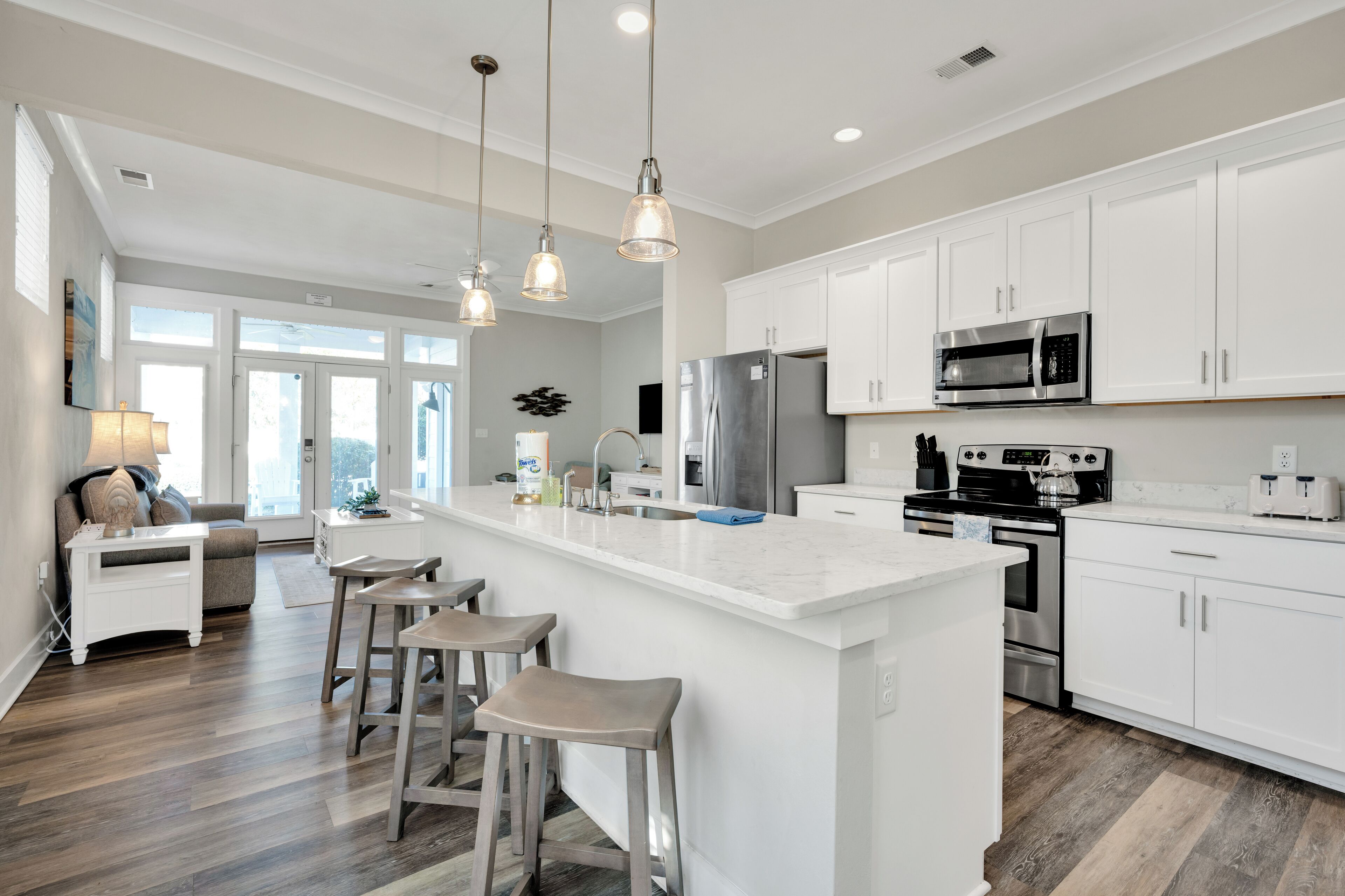 冷蔵庫、電子レンジ、オーブン、コンロ