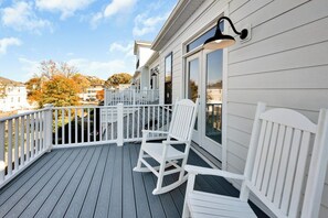 Terrace/patio - 4Bedroom Coastal Retreat – Close to the Boardwalk & Restaurants (Virginia Beach)