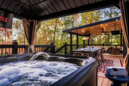 4BR Luxury Retreat • Hot Tub-W-TV • Sauna • Game Room • Near PF/Gatlinburg
