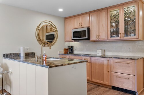 The Jewel Box - Fully Updated Downtown Condo w/ AC