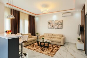 Living area - 2-bedroom apartment in delightful Dakar with fitness room, AC (Dakar)
