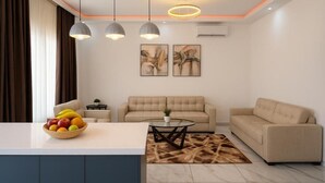 Una sala de estar moderna con un sofá, una mesita de centro y un frutero.