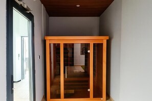 A hallway with a wooden door leading to a room. - 2-bedroom apartment in delightful Dakar with fitness room, AC (Dakar)