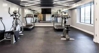 Charming 2-bedroom apartment with fitness room and AC in Southfield