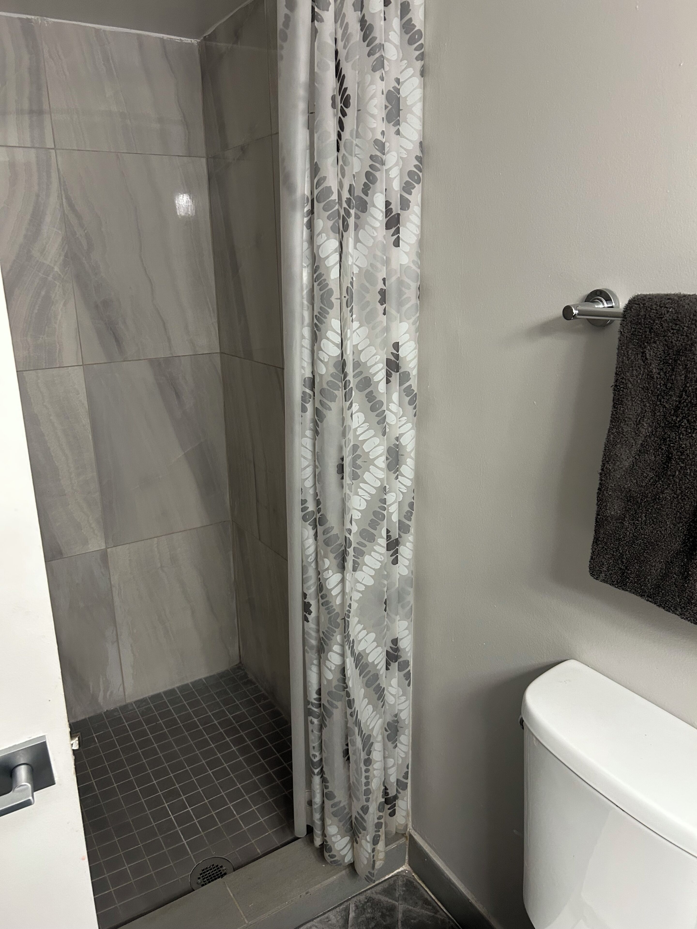 Regadera, toallas, jabón, papel de baño 