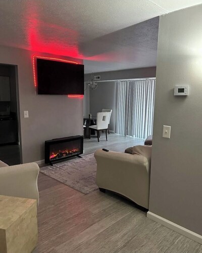 Charming 2-bedroom apartment with fitness room and AC in Southfield