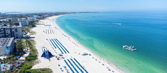 St. PETE Beach    Golf Course Views !
Pool & Jacuzzi   
5 Min to Beach