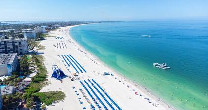 St. PETE Beach Golf Course Views !
Pool & Jacuzzi
5 Min to Beach
