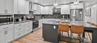 Gorgeous Waterfront Home! 5BR*GameRoom*Sleeps 16