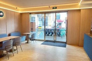 المنشأة من الداخل